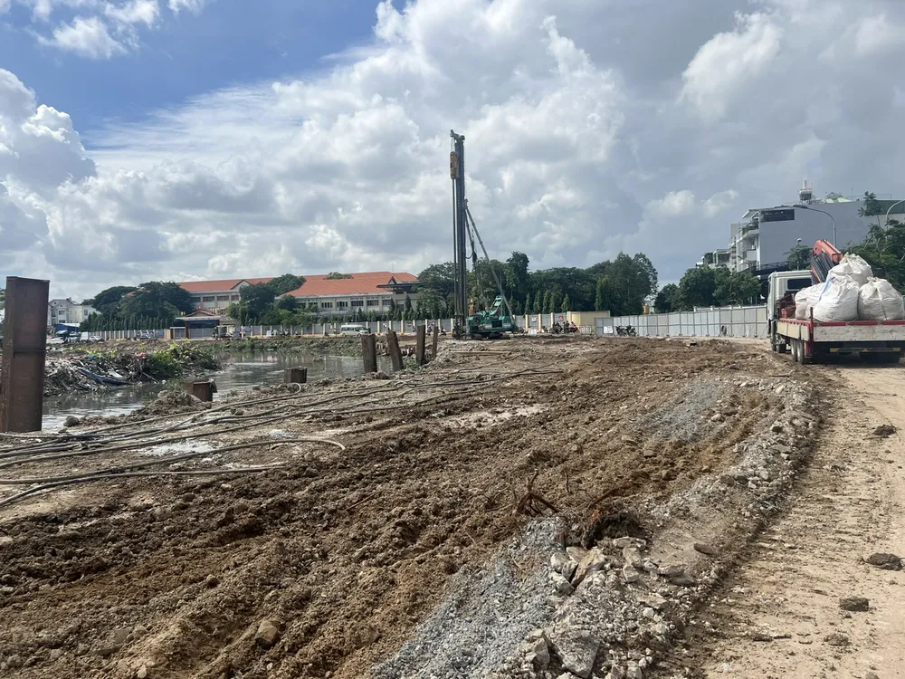 Khẩn trương đẩy nhanh tiến độ rạch Xuyên Tâm. Ảnh: QUỐC HÙNG Xuyên tam1.jpg