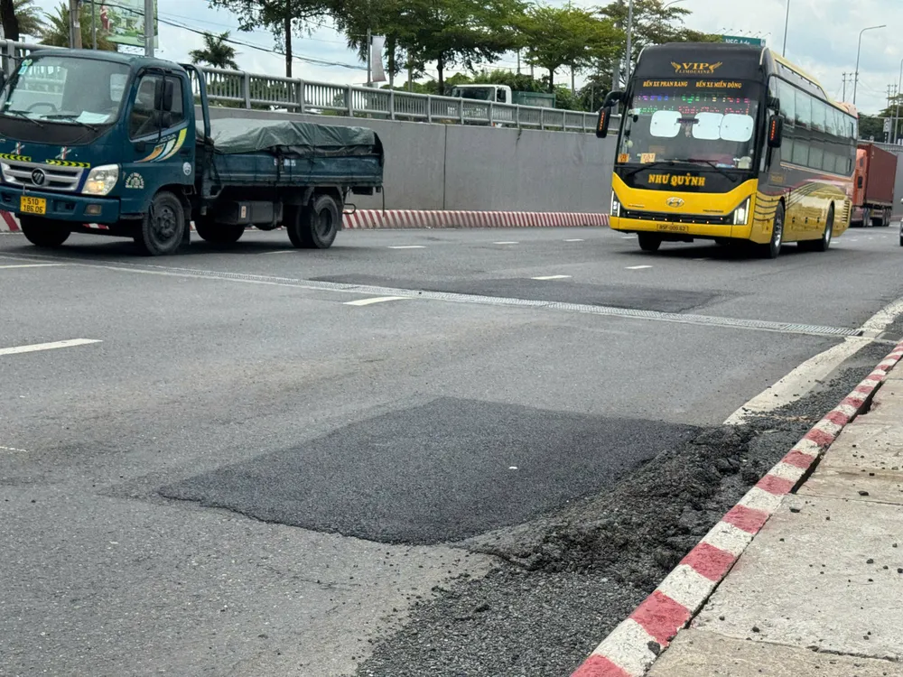 Nền đường trong hầm được vá lại sơ sài, nhiều vị trí mới thảm đã bắt đầu tróc nhựa, tạo thành các mảng lồi lõm. Ảnh: QUỐC HÙNG 5chắp va.jpg
