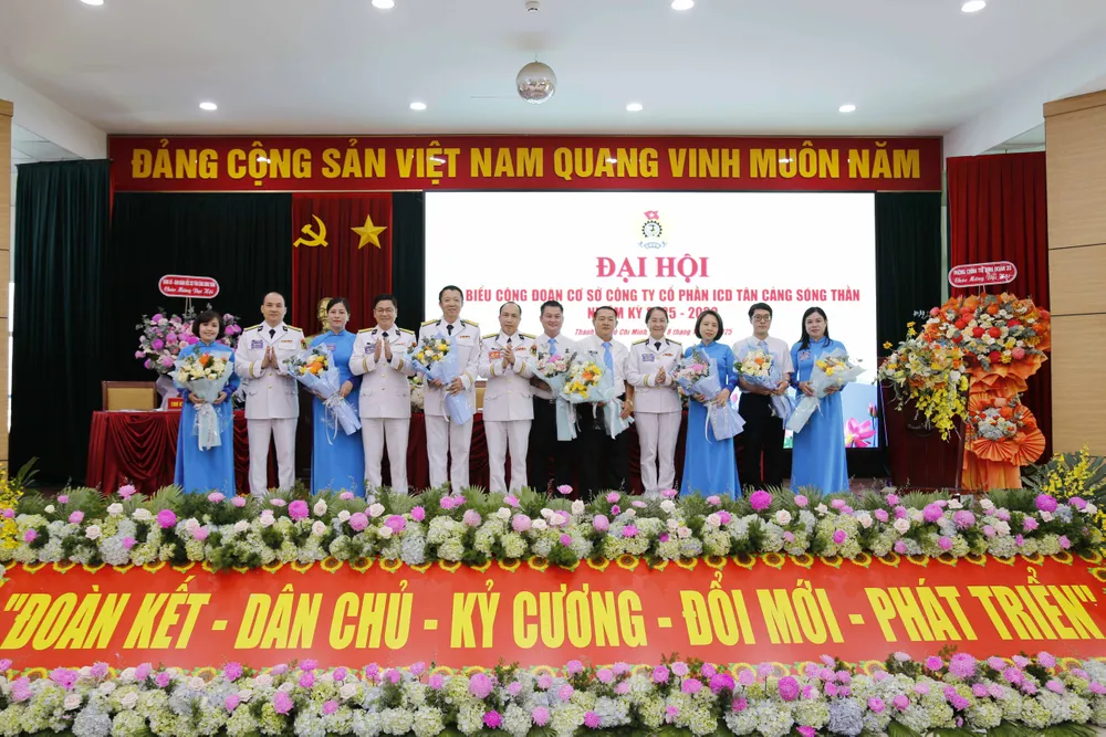 Thủ trưởng Phòng Chính trị Binh đoàn 20 và lãnh đạo Công ty CP ICD Tân Cảng Sóng Thần chúc mừng Ban Chấp hành nhiệm kỳ mới. Ảnh: CÔNG HOAN 8f.JPG