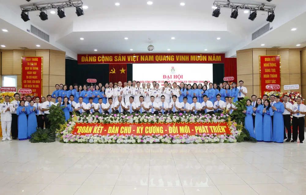 Các đại biểu chụp hình lưu niệm. Ảnh: CÔNG HOAN 8g.JPG