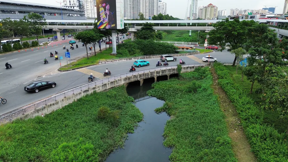 Rạch Đá Đỏ (đoạn từ đường Nguyễn Hoàng đến sông Sài Gòn), thuộc địa bàn phường An Khánh và phường Bình Trưng. Ảnh: QUỐC HÙNG 10a.jpg