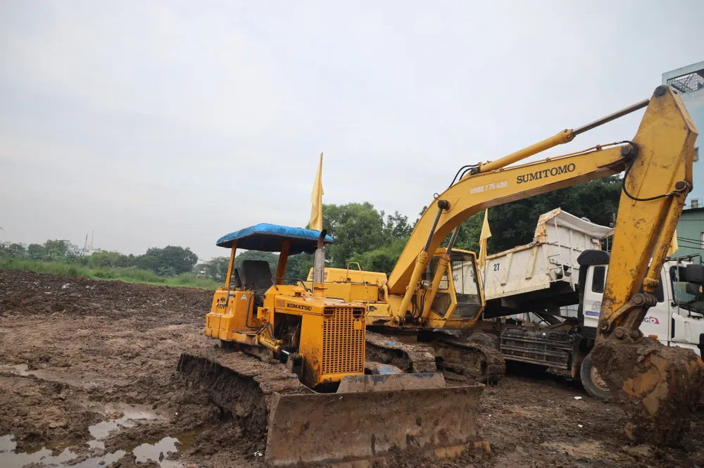 Ngay sau khi phát lệnh khởi công, đơn vị triển khai máy móc thi công ngay. Ảnh: QUỐC HÙNG 1ha.JPG