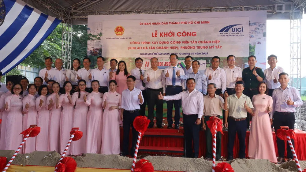 Chủ đầu tư và các đơn vị thi công cam kết thực hiện dự án đúng tiến độ và đảm bảo chất lượng công trình. Ảnh: QUỐC HÙNG IMG_1837.JPG