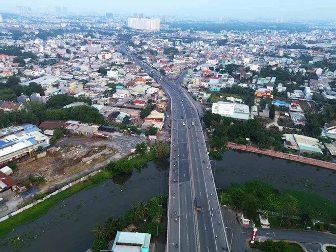 Quốc lộ 13 thường xuyên ùn ứ giao thông. Ảnh: QUỐC HÙNG 16 QL13a.jpg