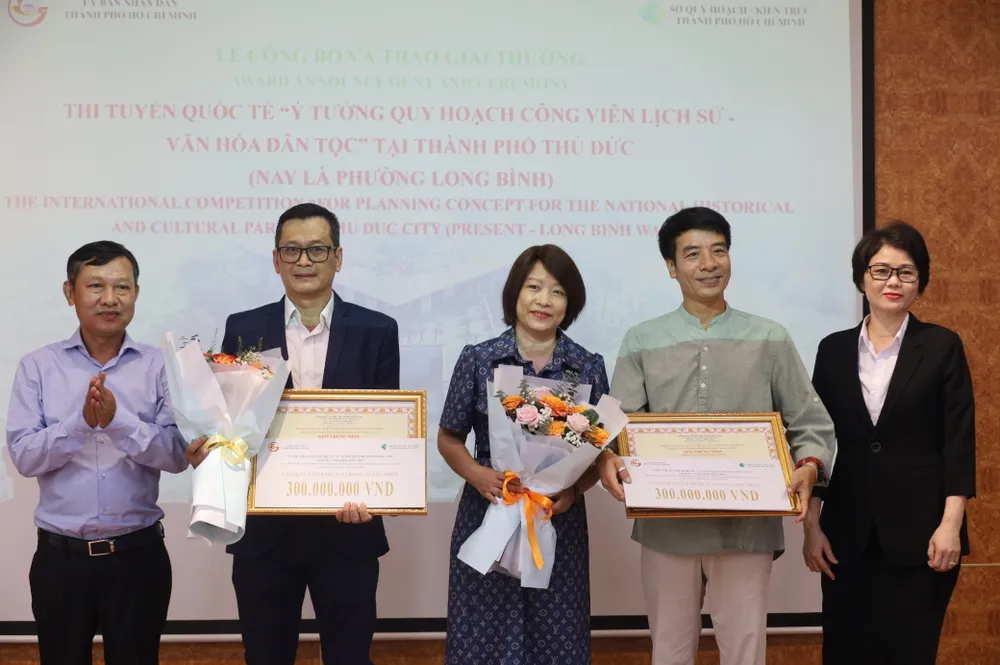 Trao giải khuyến khích cho hai đơn vị đoạt giải. Ảnh: QUỐC HÙNG IMG_1846.JPG