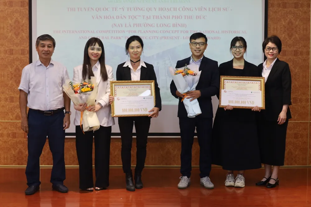 Trao giải nhì cho hai đơn vị cùng đoạt giải. Ảnh: QUỐC HÙNG IMG_1855.JPG
