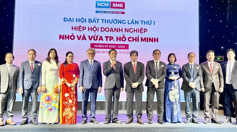 Các thành viên Ban chấp hành mới ra mắt đại hội. Ảnh: LÊ VĂN HỶ 24.jpg
