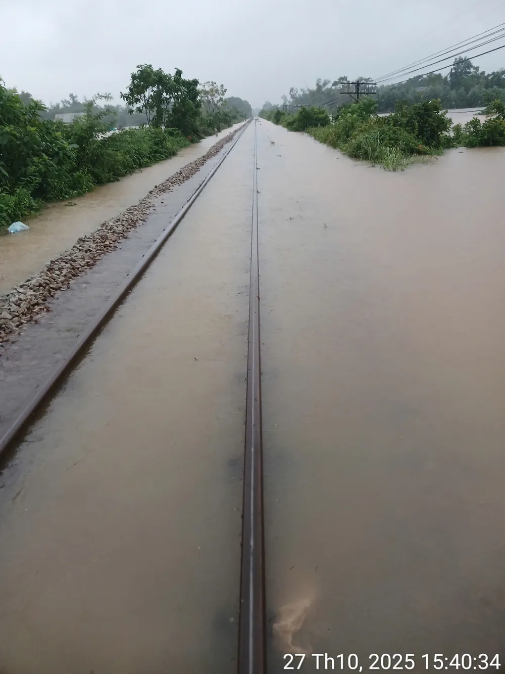 Đường sắt bị ngập trên địa bàn thành phố Huế và Đà Nẵng. Ảnh: VĂN THIỆU 27 tau1.jpg