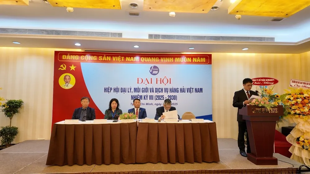 Ban lãnh đạo VISABA báo cáo tình tình hình hoạt động nhiệm kỳ qua. Ảnh: QUỐC HÙNG 31c.jpg