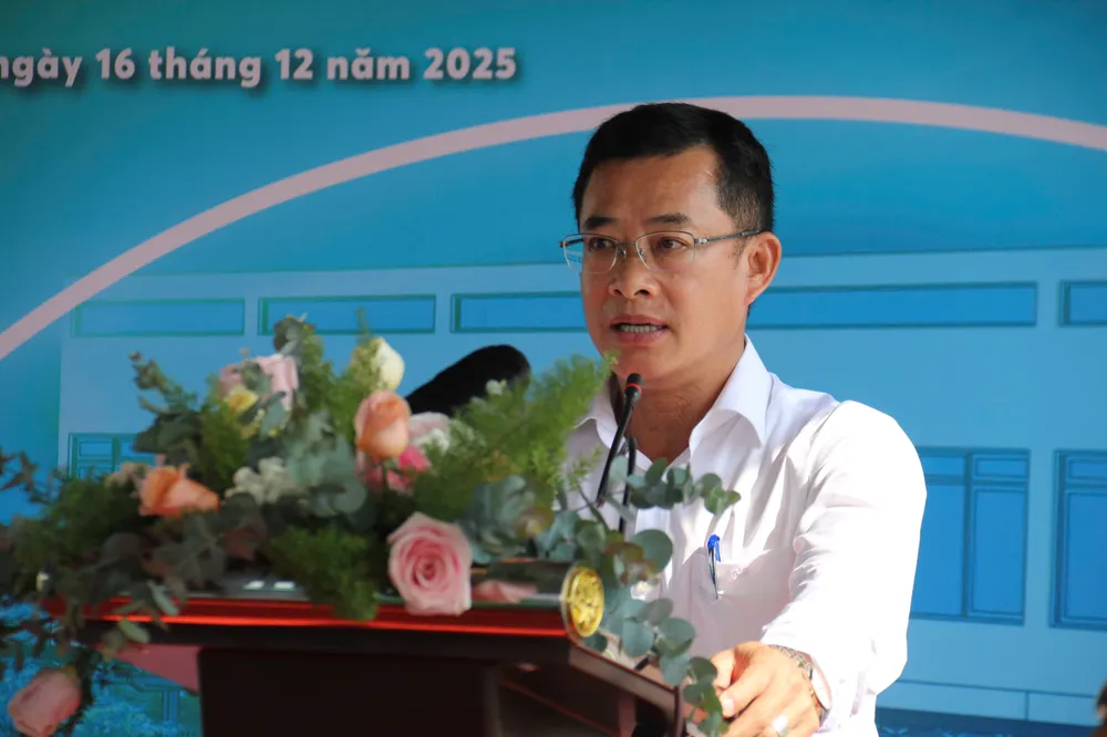 លោក ផាម ង៉ុកឌុង នាយកមជ្ឈមណ្ឌលគ្រប់គ្រងការដឹកជញ្ជូនសាធារណៈ បានអះអាងថា ស្ថានីយរថយន្តក្រុងដែលទើបនឹងដំណើរការថ្មីនេះ រួមចំណែកដល់ការកែលម្អសមត្ថភាពដឹកជញ្ជូនសាធារណៈ និងបង្កើតភាពងាយស្រួលសម្រាប់ប្រជាជននៅតំបន់ច្រកទ្វារខាងលិចនៃទីក្រុង។ រូបថត៖ QUOC HUNG 16d.jpg