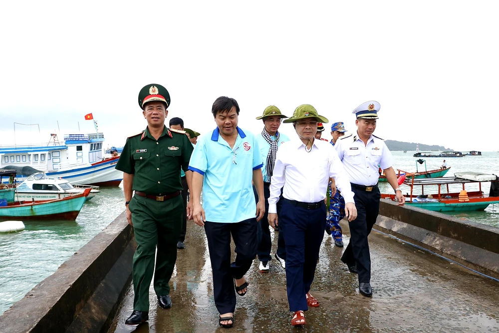 Đoàn đại biểu TPHCM đến thăm cán bộ, chiến sĩ và nhân dân trên đảo Hòn Đốc ảnh 1 Đoàn đại biểu TPHCM đến thăm cán bộ, chiến sĩ và nhân dân trên đảo Hòn Đốc ảnh 1