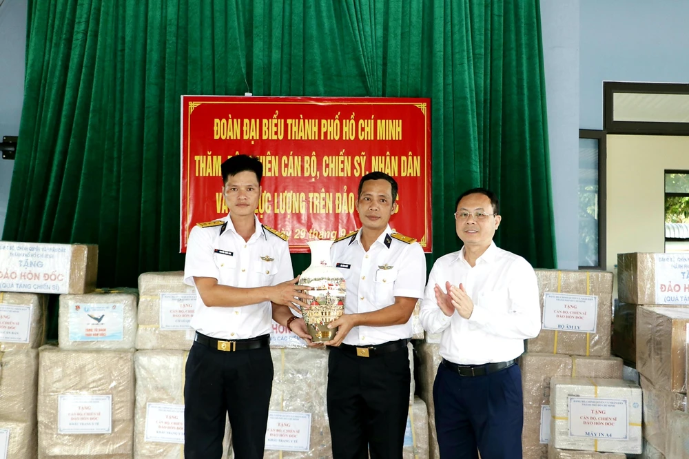 Đoàn đại biểu TPHCM đến thăm cán bộ, chiến sĩ và nhân dân trên đảo Hòn Đốc ảnh 2 Đoàn đại biểu TPHCM đến thăm cán bộ, chiến sĩ và nhân dân trên đảo Hòn Đốc ảnh 2