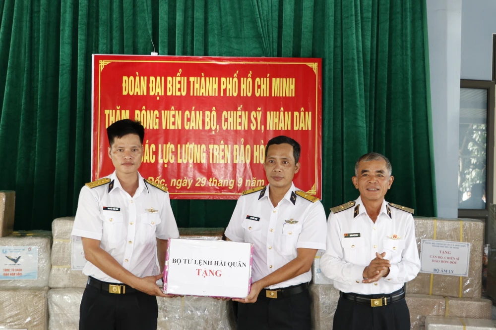 Đoàn đại biểu TPHCM đến thăm cán bộ, chiến sĩ và nhân dân trên đảo Hòn Đốc ảnh 3 Đoàn đại biểu TPHCM đến thăm cán bộ, chiến sĩ và nhân dân trên đảo Hòn Đốc ảnh 3