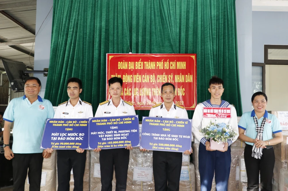 Đoàn đại biểu TPHCM đến thăm cán bộ, chiến sĩ và nhân dân trên đảo Hòn Đốc ảnh 6 Đoàn đại biểu TPHCM đến thăm cán bộ, chiến sĩ và nhân dân trên đảo Hòn Đốc ảnh 6
