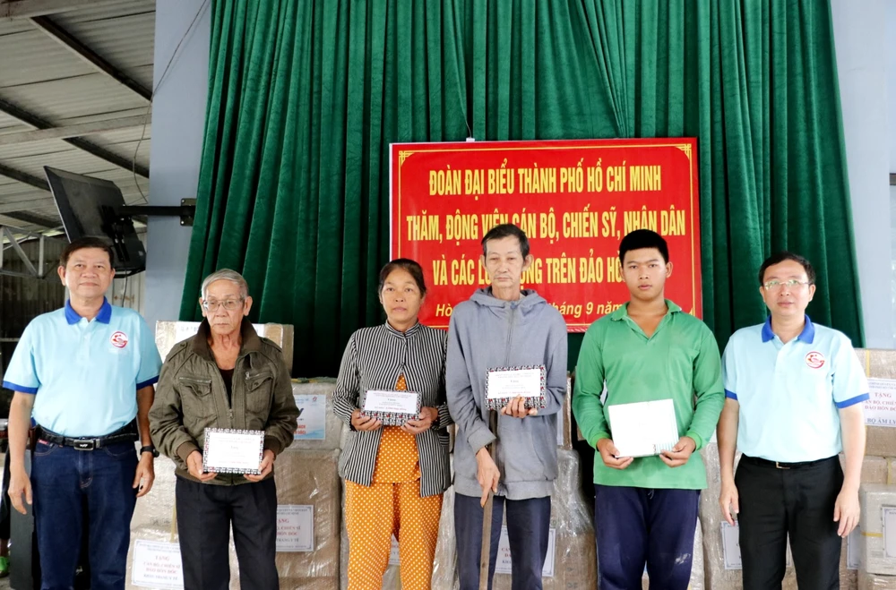 Đoàn đại biểu TPHCM đến thăm cán bộ, chiến sĩ và nhân dân trên đảo Hòn Đốc ảnh 5 Đoàn đại biểu TPHCM đến thăm cán bộ, chiến sĩ và nhân dân trên đảo Hòn Đốc ảnh 5