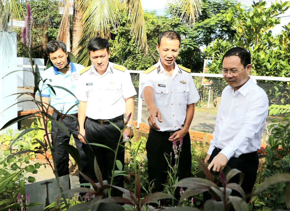 Đoàn đại biểu TPHCM đến thăm cán bộ, chiến sĩ và nhân dân trên đảo Hòn Đốc ảnh 7 Đoàn đại biểu TPHCM đến thăm cán bộ, chiến sĩ và nhân dân trên đảo Hòn Đốc ảnh 7