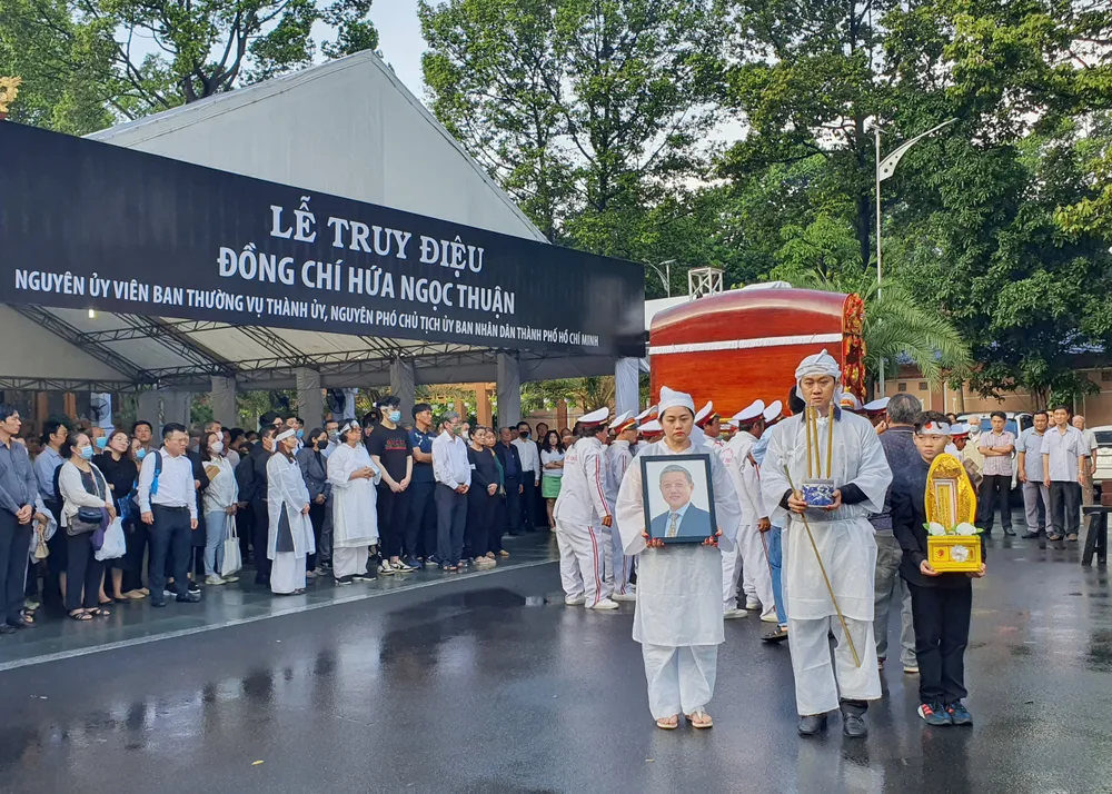 Lễ truy điệu và an táng đồng chí Hứa Ngọc Thuận, nguyên Phó Chủ tịch UBND TPHCM ảnh 4