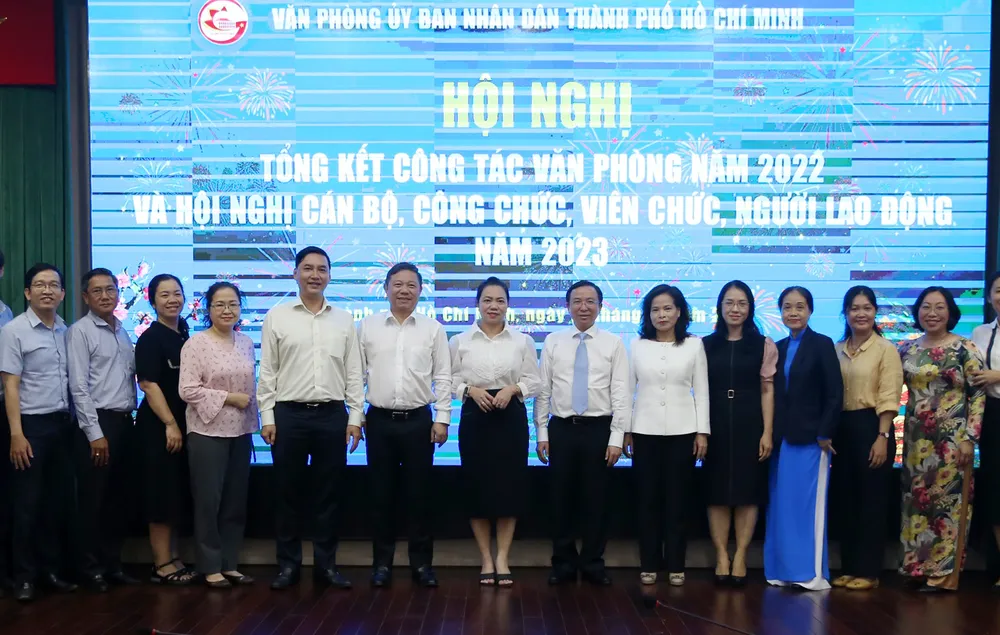 Phó Chủ tịch UBND TPHCM Dương Anh Đức chúc mừng các đơn vị thuộc Văn phòng UBND TPHCM tại hội nghị.