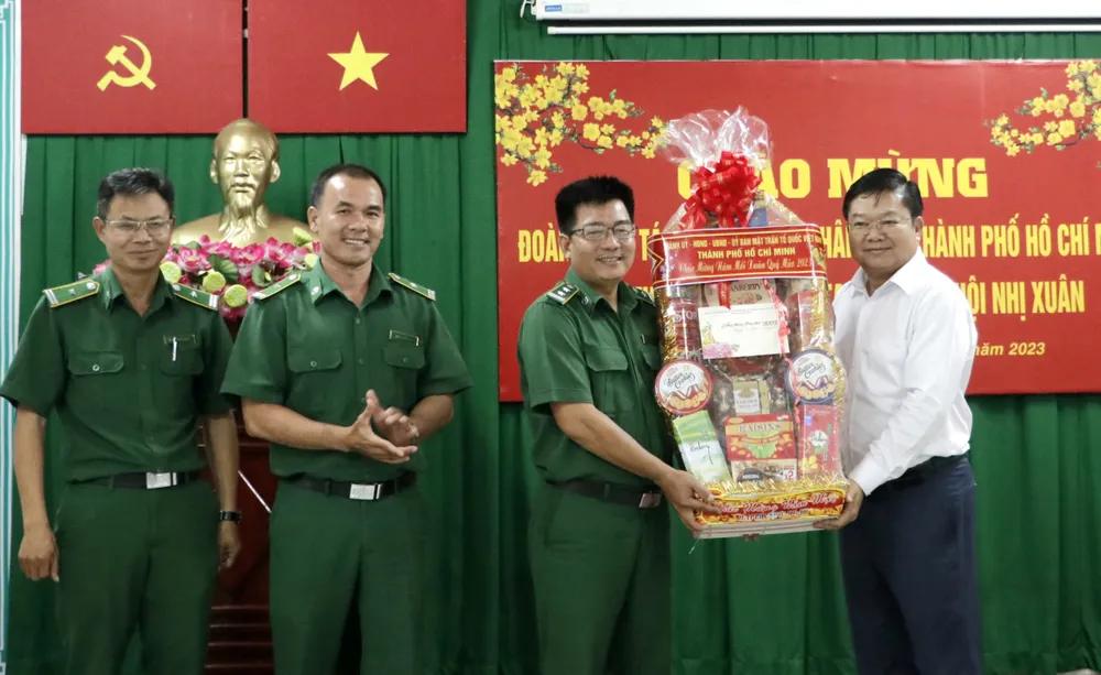 Giám đốc Sở LĐTB-XH Lê Văn Thinh tặng quà cơ sở xã hội Nhị Xuân. Ảnh: NGÔ BÌNH Giám đốc Sở LĐTB-XH Lê Văn Thinh tặng quà cơ sở xã hội Nhị Xuân. Ảnh: NGÔ BÌNH