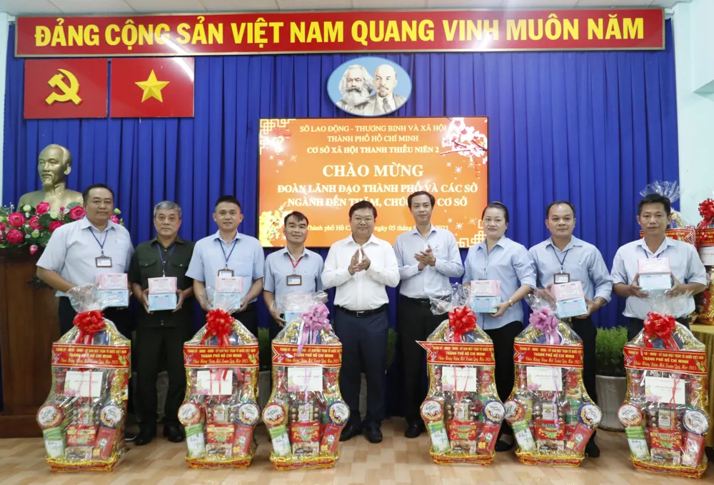 Giám đốc Sở LĐTB-XH TPHCM Lê Văn Thinh tặng quà cơ sở xã hội Thanh thiếu niên 2. Ảnh: NGÔ BÌNH Giám đốc Sở LĐTB-XH TPHCM Lê Văn Thinh tặng quà cơ sở xã hội Thanh thiếu niên 2. Ảnh: NGÔ BÌNH