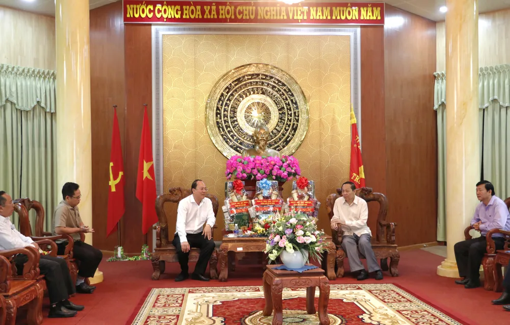 Đồng chí Nguyễn Hồ Hải thăm, tặng quà tỉnh Vĩnh Long