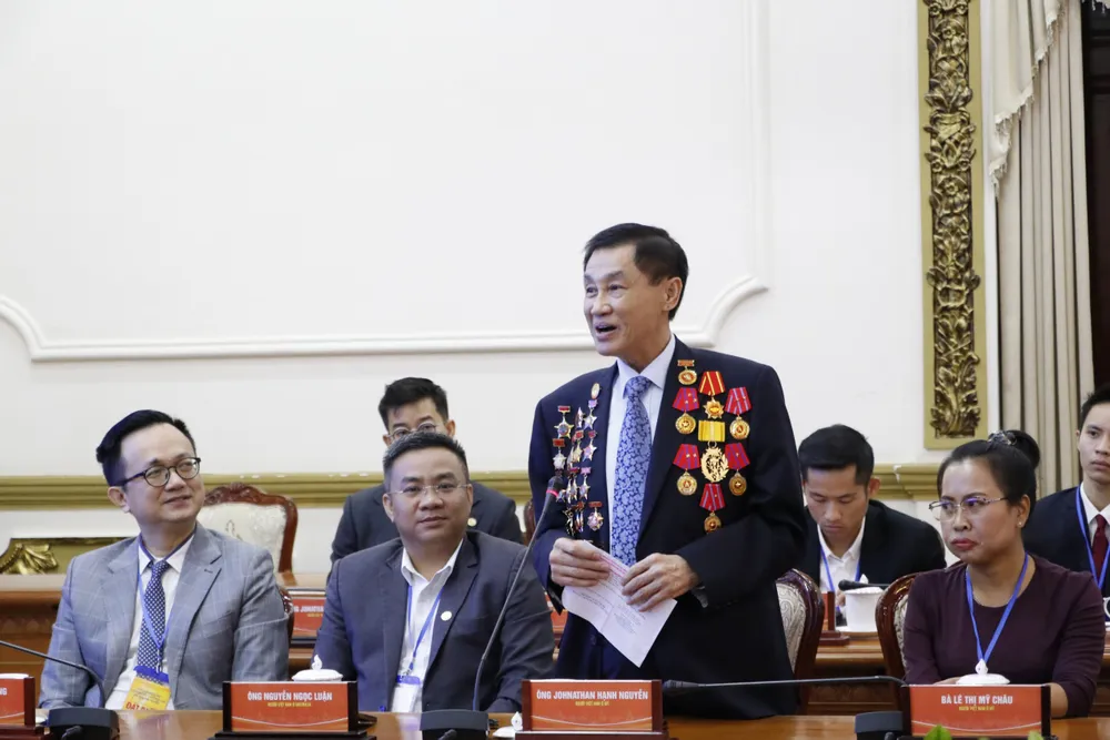 Ông Johnathan Hạnh Nguyễn phát biểu tại buổi gặp mặt. Ảnh: NGÔ BÌNH