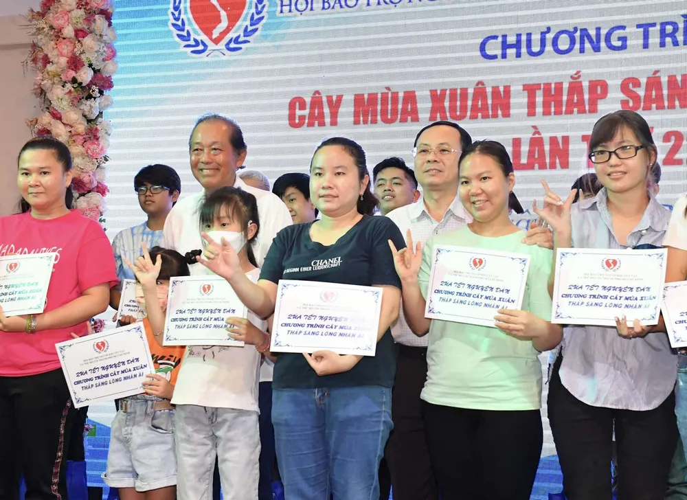 Đồng chí Trương Hòa Bình và đồng chí Nguyễn Văn Hiếu tặng quà trẻ em mồ côi, người khuyết tật tại chương trình. Ảnh: VIỆT DŨNG Đồng chí Trương Hòa Bình và đồng chí Nguyễn Văn Hiếu tặng quà trẻ em mồ côi, người khuyết tật tại chương trình. Ảnh: VIỆT DŨNG