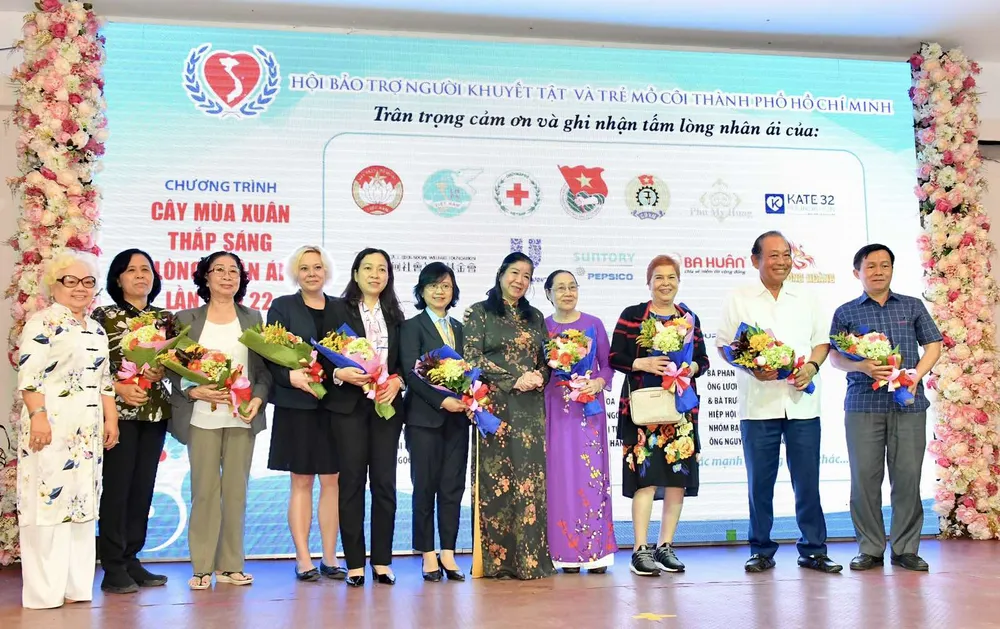 Ban tổ chức tặng hoa cảm ơn các tấm lòng nhân ái đã đồng hành cùng chương trình. Ảnh: VIỆT DŨNG Ban tổ chức tặng hoa cảm ơn các tấm lòng nhân ái đã đồng hành cùng chương trình. Ảnh: VIỆT DŨNG