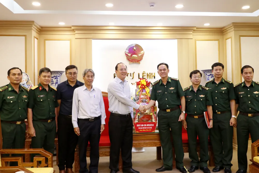 Phó Bí thư Thành ủy TPHCM Nguyễn Hồ Hải chúc tết cơ quan Thường trực phía Nam, Bộ Tư lệnh Bộ đội biên phòng. Ảnh: NGÔ BÌNH
