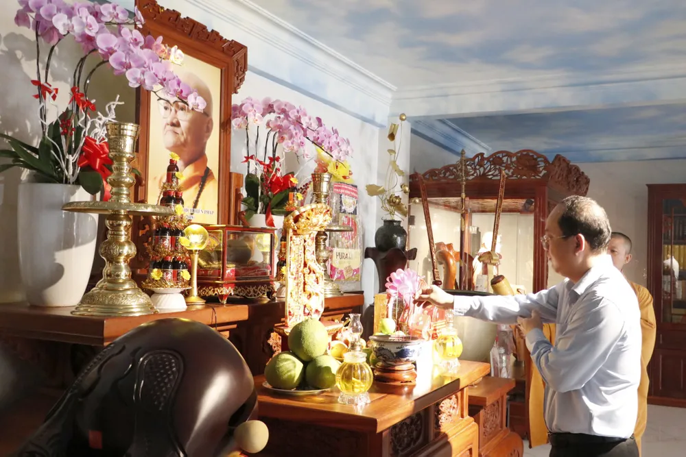 Đồng chí Nguyễn Hồ Hải dâng hương Hòa thượng Thích Hiển Pháp. Ảnh: NGÔ BÌNH