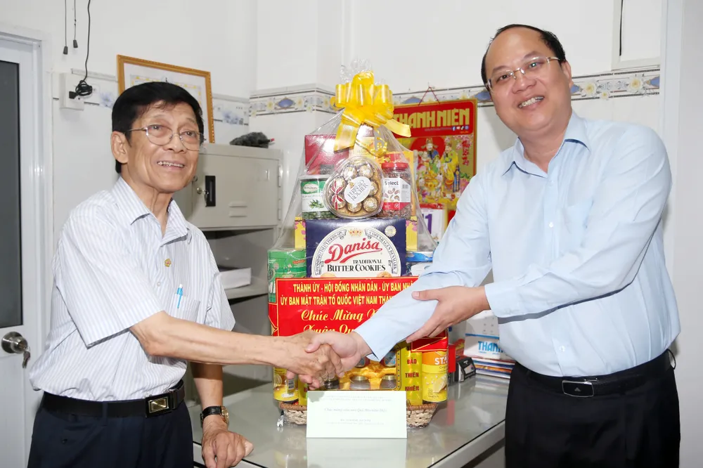 Đồng chí Nguyễn Hồ Hải thăm, chúc tết TS.BS Huỳnh Tấn Mẫm. Ảnh: NGÔ BÌNH