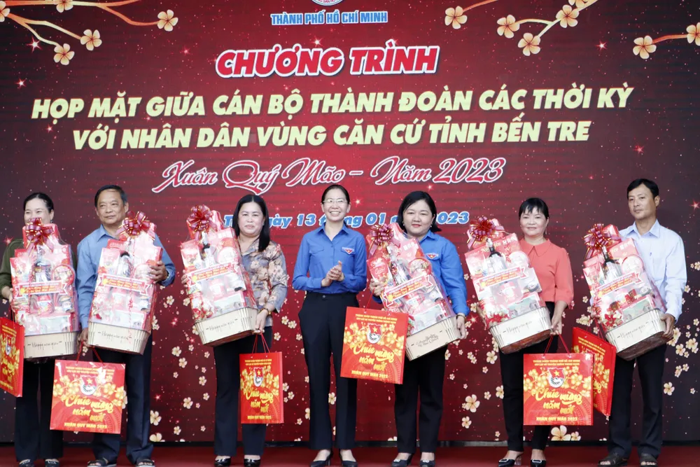 Bí thư Thành Đoàn TPHCM Phan Thị Thanh Phương tặng quà tri ân cán bộ Thành Đoàn tham gia cuộc Tổng tiến công và nổi dậy Xuân Mậu Thân, gia đình chính sách. Ảnh: NGÔ BÌNH