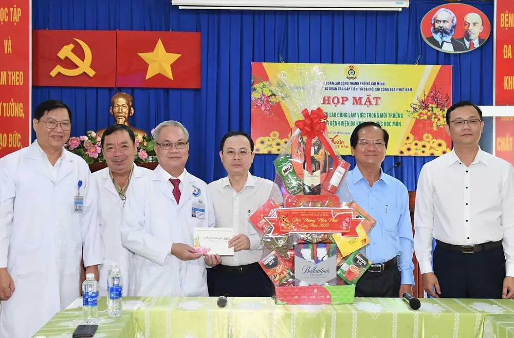 Đồng chí Nguyễn Văn Hiếu cùng đoàn tặng quà Bệnh viện Đa khoa Khu vực Hóc Môn. Ảnh: VIỆT DŨNG. Đồng chí Nguyễn Văn Hiếu cùng đoàn tặng quà Bệnh viện Đa khoa Khu vực Hóc Môn. Ảnh: VIỆT DŨNG.