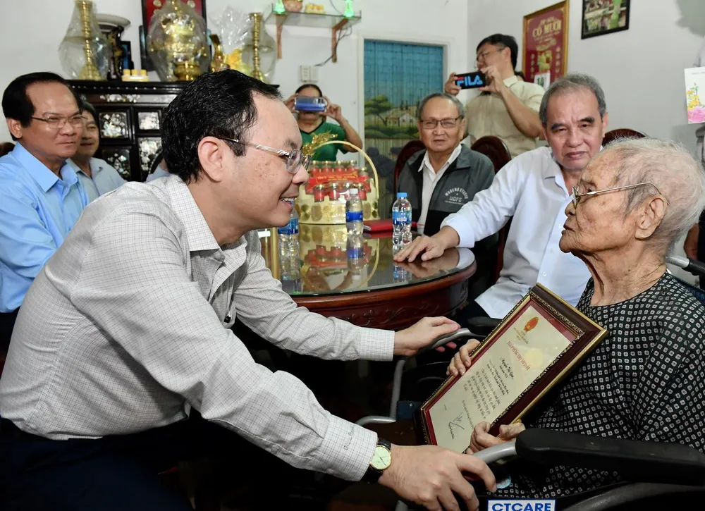 Đồng chí Nguyễn Văn Hiếu trao tặng thiệp mừng thọ 100 tuổi của Chủ tịch nước Nguyễn Xuân Phúc đến cụ Nguyễn Thị Gan. Ảnh: VIỆT DŨNG. Đồng chí Nguyễn Văn Hiếu trao tặng thiệp mừng thọ 100 tuổi của Chủ tịch nước Nguyễn Xuân Phúc đến cụ Nguyễn Thị Gan. Ảnh: VIỆT DŨNG.