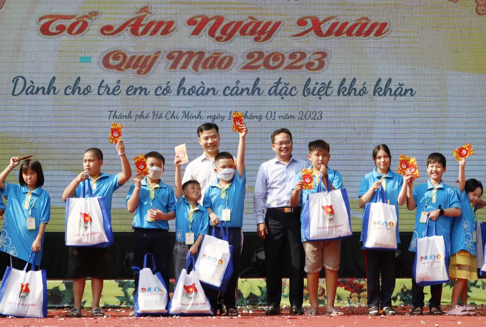 Chương trình tặng 1.500 phần quà cho các em có hoàn cảnh khó khăn