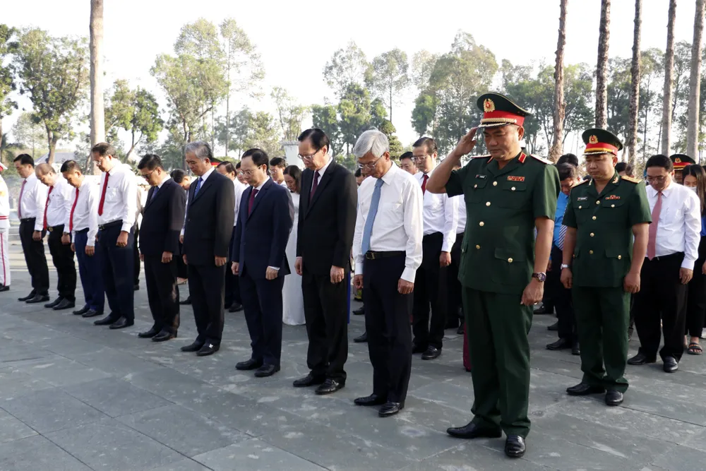 Đồng chí Nguyễn Văn Hiếu cùng đoàn mặc niệm tưởng nhớ các anh hùng liệt sĩ tại Nghĩa trang Liệt sĩ huyện Củ Chi. Ảnh: NGÔ BÌNH
