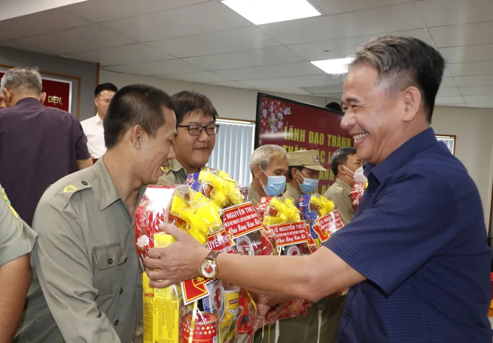 Chủ tịch HĐND TPHCM Nguyễn Thị Lệ tặng quà tết người lao động, thành viên lực lượng vũ trang có hoàn cảnh khó khăn ảnh 2