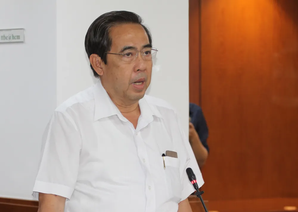 Phó Giám đốc Sở LĐTB-XH TPHCM Nguyễn Văn Lâm thông tin tại họp báo. Ảnh: NGÔ BÌNH