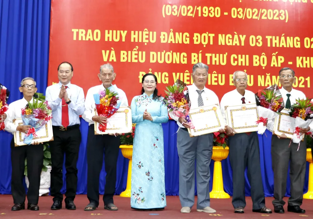 Đồng chí Nguyễn Thị Lệ trao Huy hiệu Đảng và chúc mừng các đảng viên vinh dự nhận Huy hiệu Đảng. Ảnh: NGÔ BÌNH.