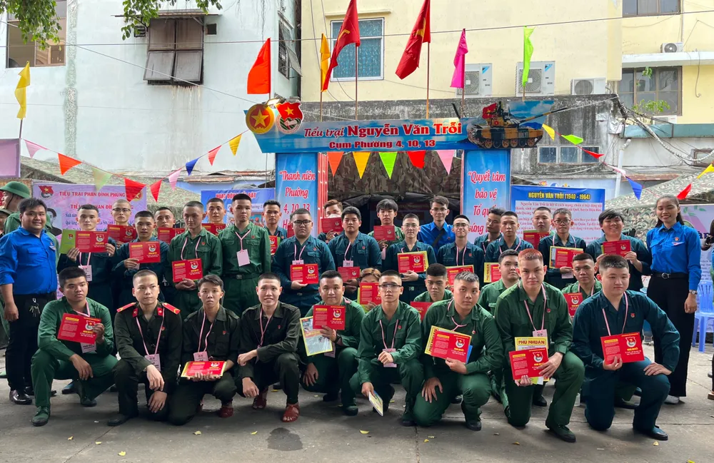 Thanh niên quận Phú Nhuận trúng tuyển nghĩa vụ quân sự tham gia hội trại.