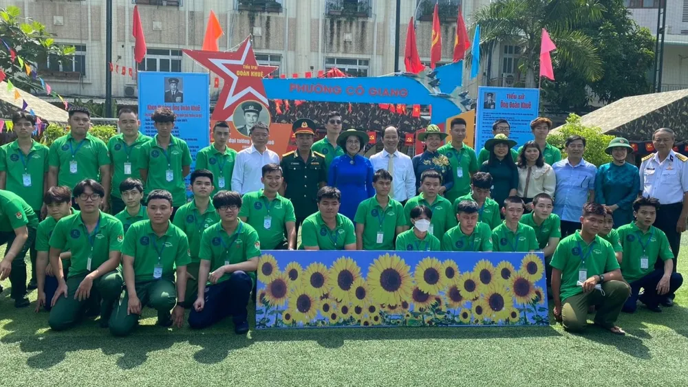 Lãnh đạo quận 1 chụp hình lưu niệm cùng các trại sinh