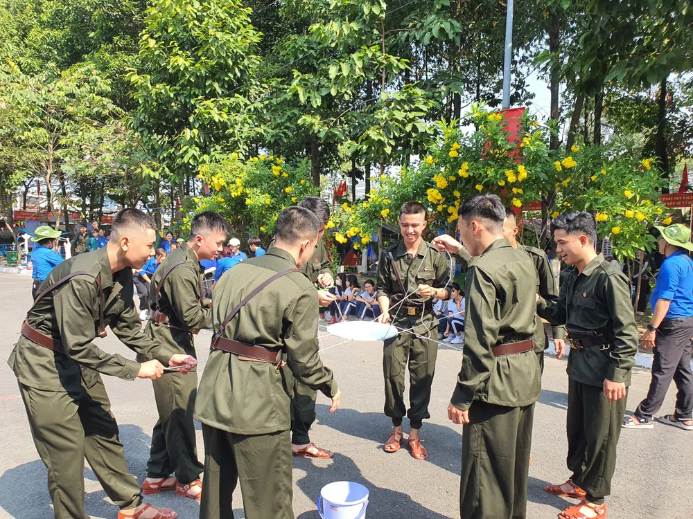 Nhiều trò chơi vui nhộn tại hội trại tòng quân quận 12