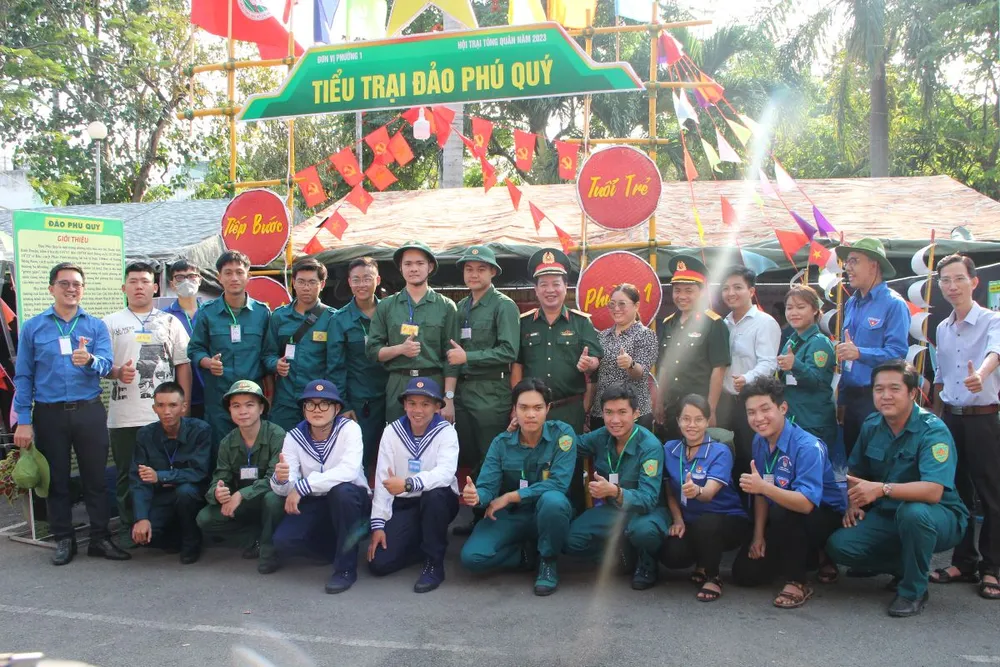 Thiếu tướng Phan Văn Xựng, Chính ủy Bộ Tư lệnh TPHCM chụp ảnh lưu niệm với công dân nhập ngũ tại hội trại