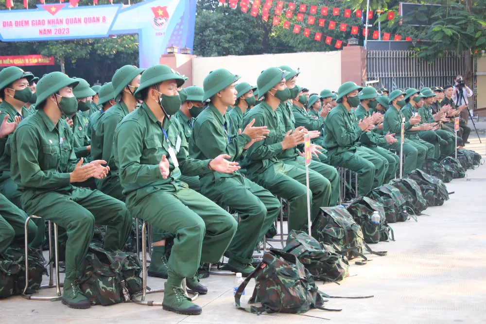 Các tân binh quận 8 trước giờ lên đường nhập ngũ. Ảnh: MAI HOA Các tân binh quận 8 trước giờ lên đường nhập ngũ. Ảnh: MAI HOA