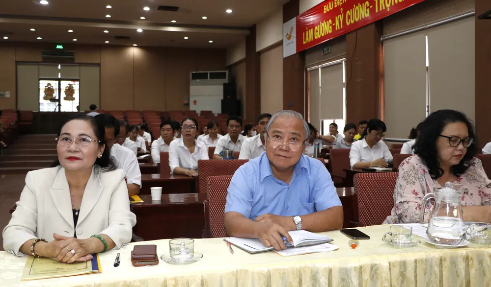 Đồng chí Nguyễn Thị Lệ cùng các đại biểu dự hội nghị. Ảnh: NGÔ BÌNH