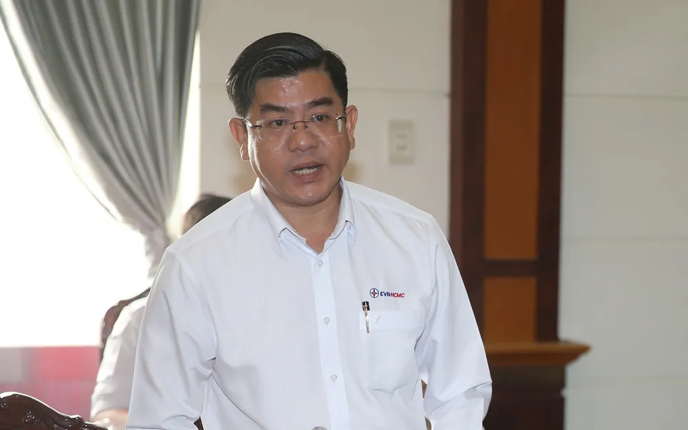 Đại diện Tổng Công ty Điện lực TPHCM thông tin tại buổi giám sát Đại diện Tổng Công ty Điện lực TPHCM thông tin tại buổi giám sát