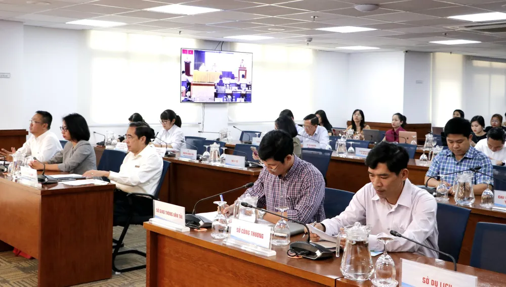 Các đại biểu dự họp báo.