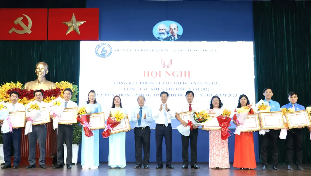 Lãnh đạo quận 12 trao bằng khen của Chủ tịch UBND TPHCM cho các đơn vị có thành tích xuất sắc