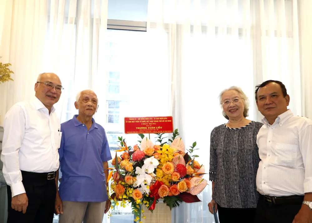 Trưởng Ban Tuyên giáo Thành ủy TPHCM tặng hoa chúc mừng BS Trương Xuân Liễu