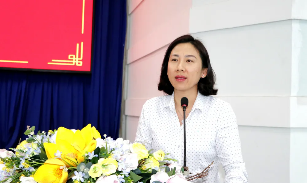 Phó Bí thư Huyện ủy, Chủ tịch UBND huyện Củ Chi Phạm Thị Thanh Hiền phát biểu tại hội nghị. Ảnh: NGÔ BÌNH Phó Bí thư Huyện ủy, Chủ tịch UBND huyện Củ Chi Phạm Thị Thanh Hiền phát biểu tại hội nghị. Ảnh: NGÔ BÌNH